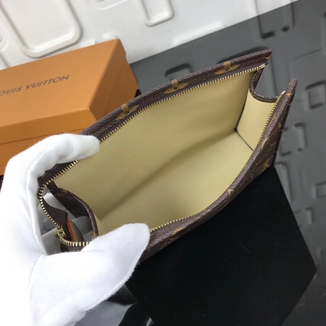 LV POCHE TOILETTE 19 M47544