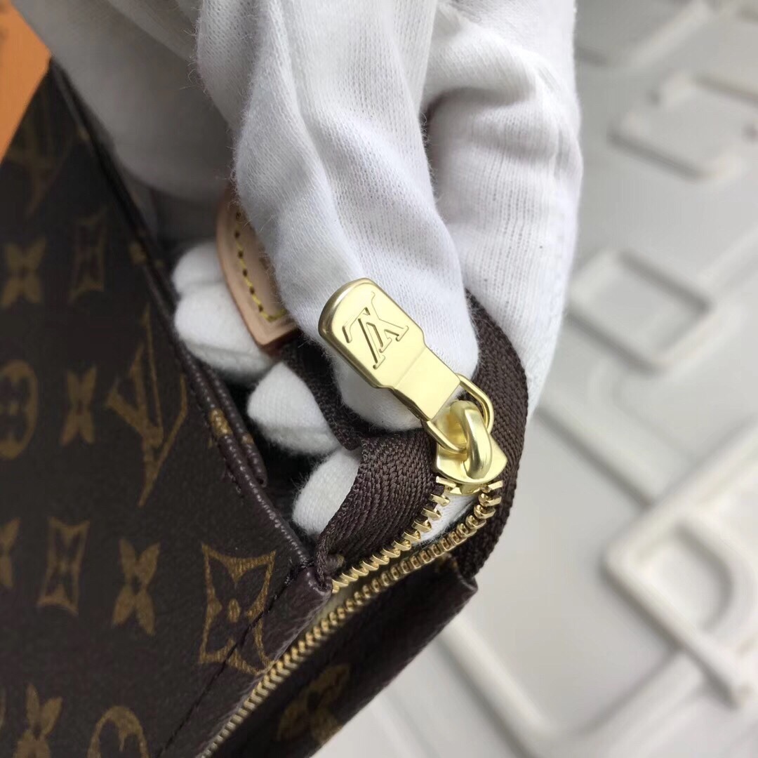 LV POCHE TOILETTE 19 M47544