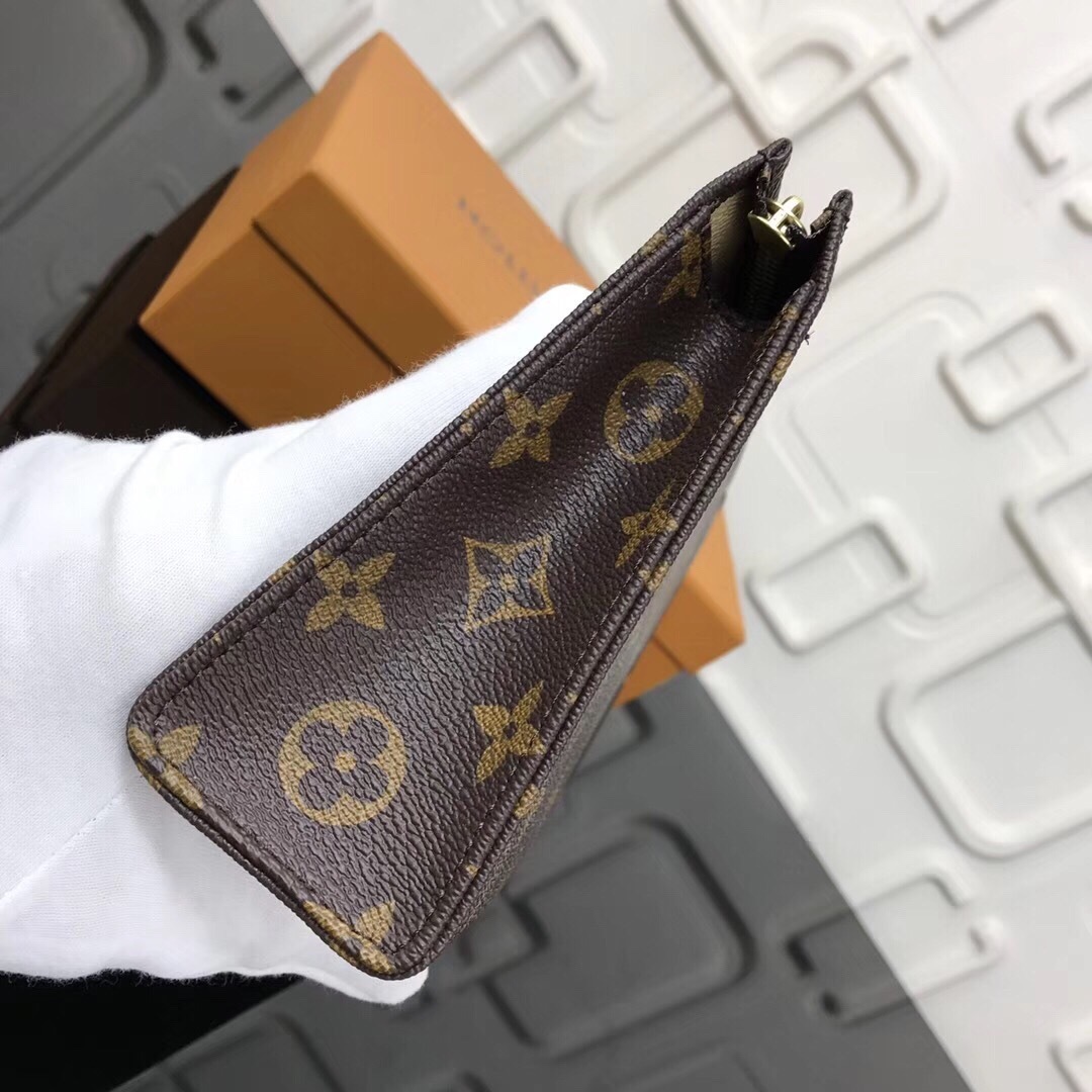LV POCHE TOILETTE 19 M47544