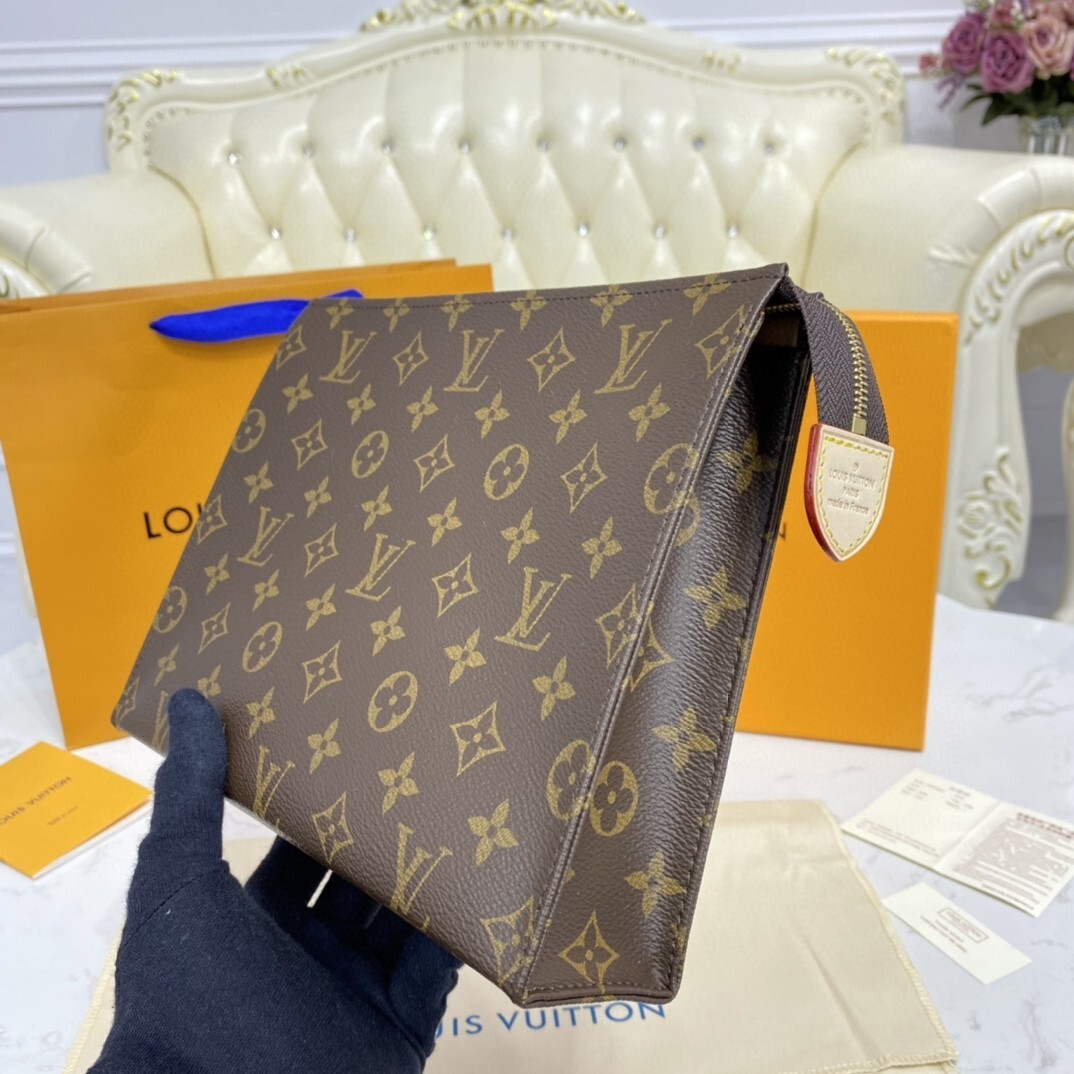 LV POCHE TOILETTE 26 M47542