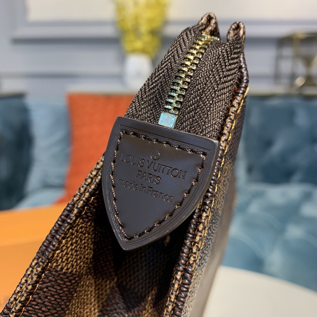 LV POCHE TOILETTE 26 M47542