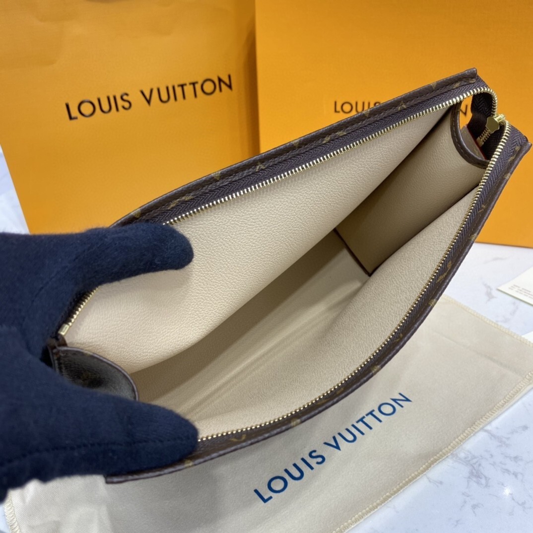 LV POCHE TOILETTE 26 M47542