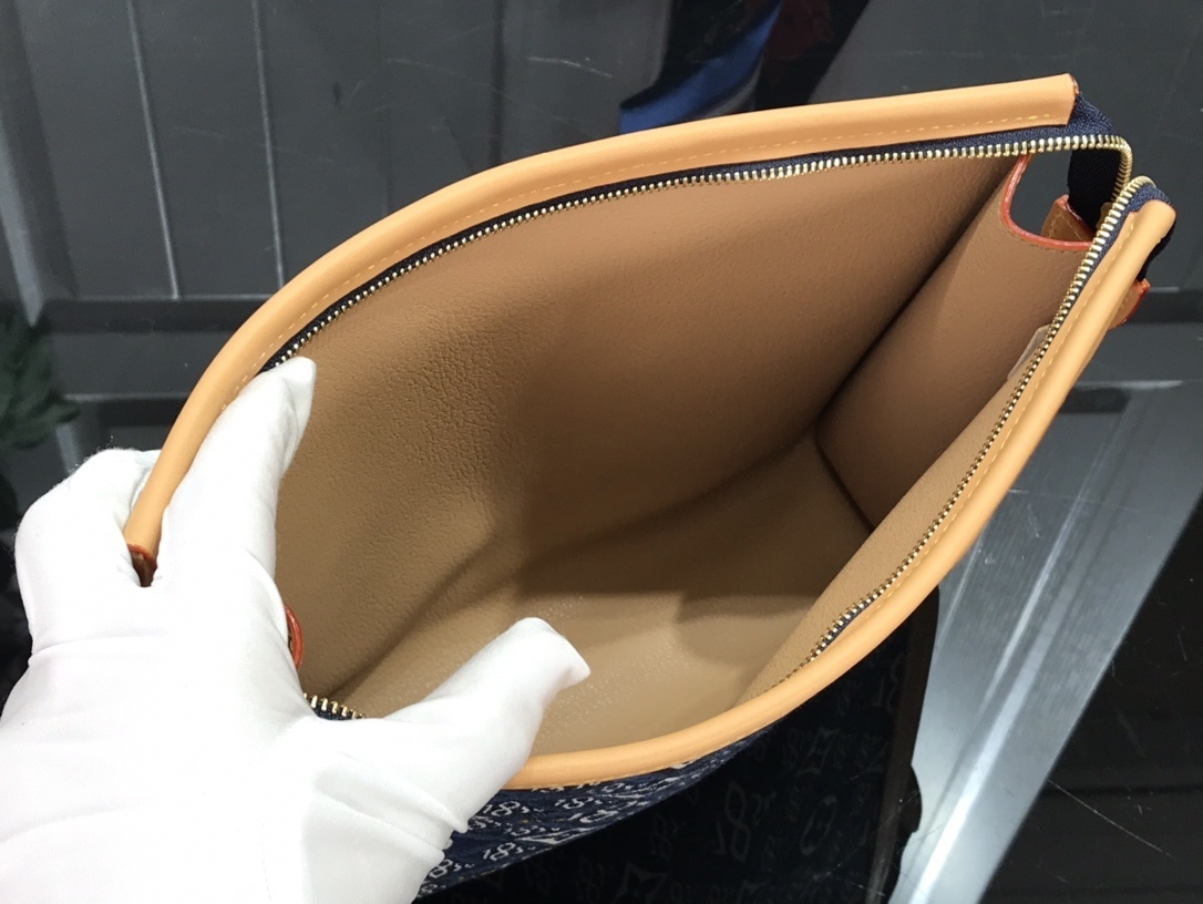 LV POCHE TOILETTE 26 SINCE 1854 M80306