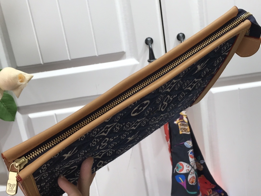 LV POCHE TOILETTE 26 SINCE 1854 M80306