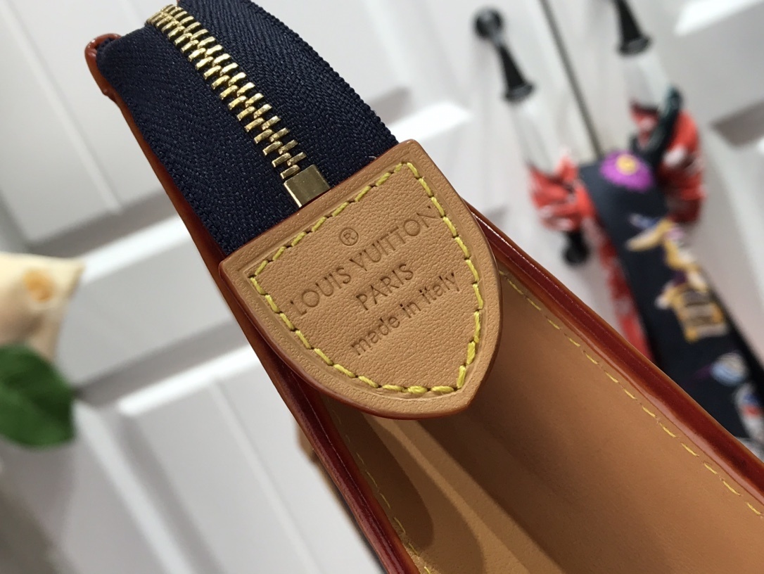 LV POCHE TOILETTE 26 SINCE 1854 M80306