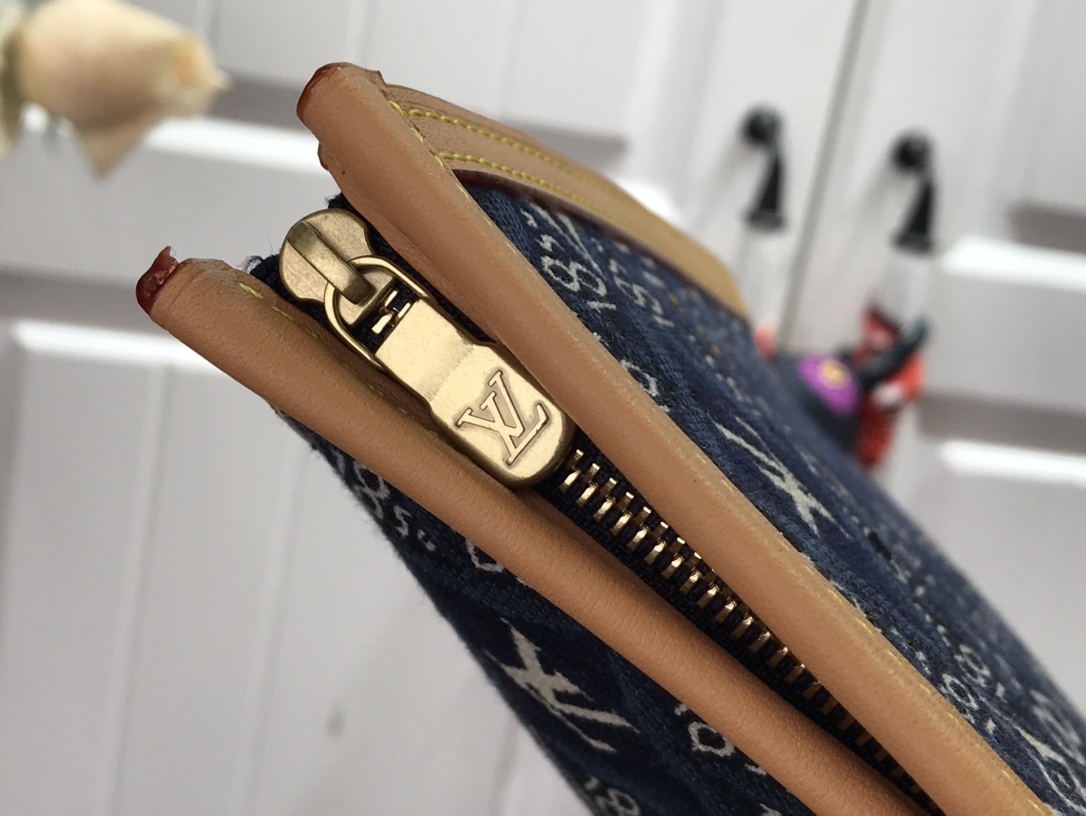 LV POCHE TOILETTE 26 SINCE 1854 M80306