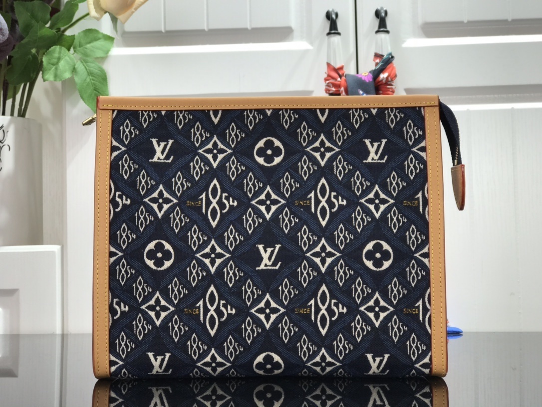 LV POCHE TOILETTE 26 SINCE 1854 M80306