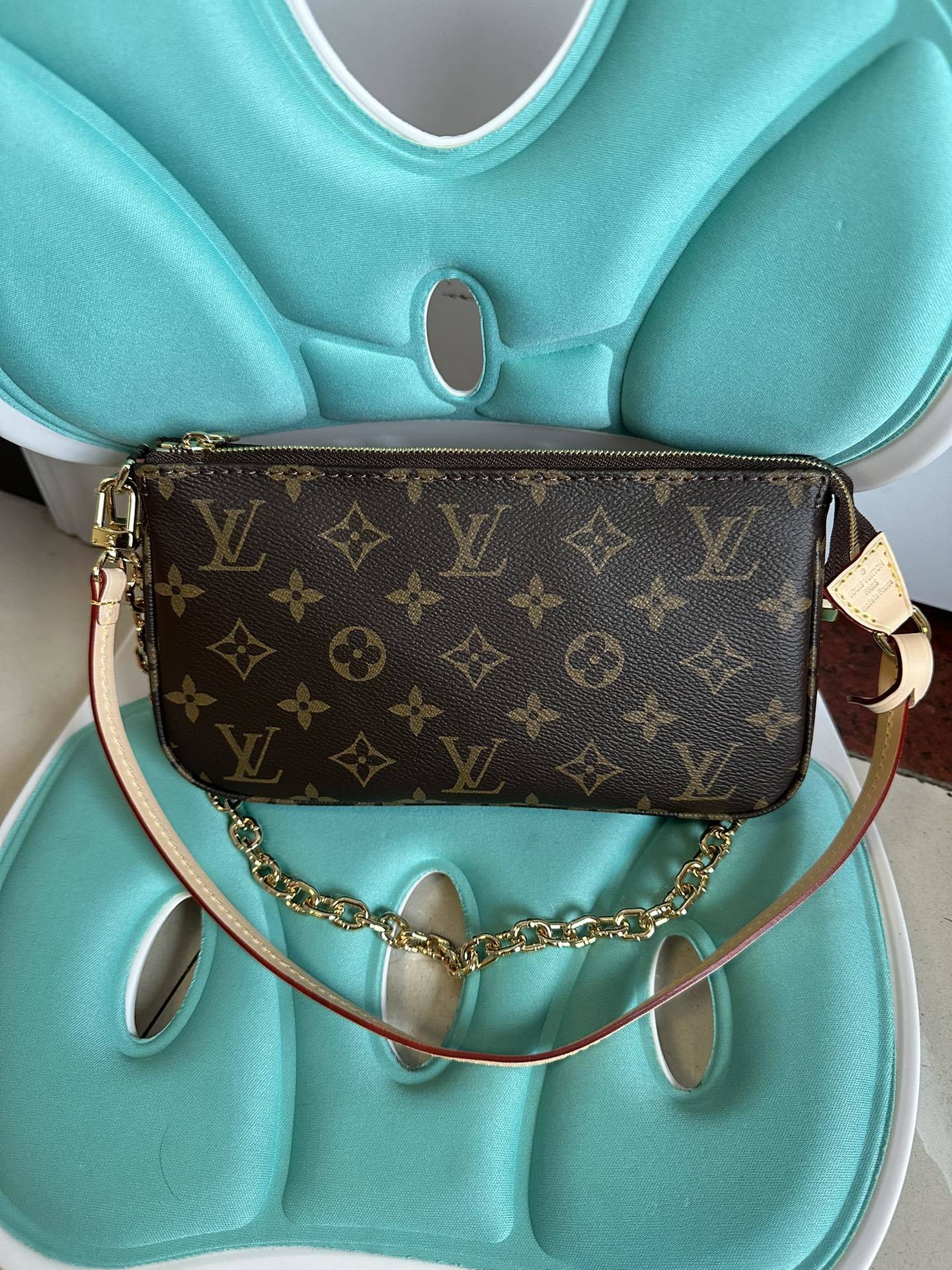 LV Pochette Accessoires 4106U 