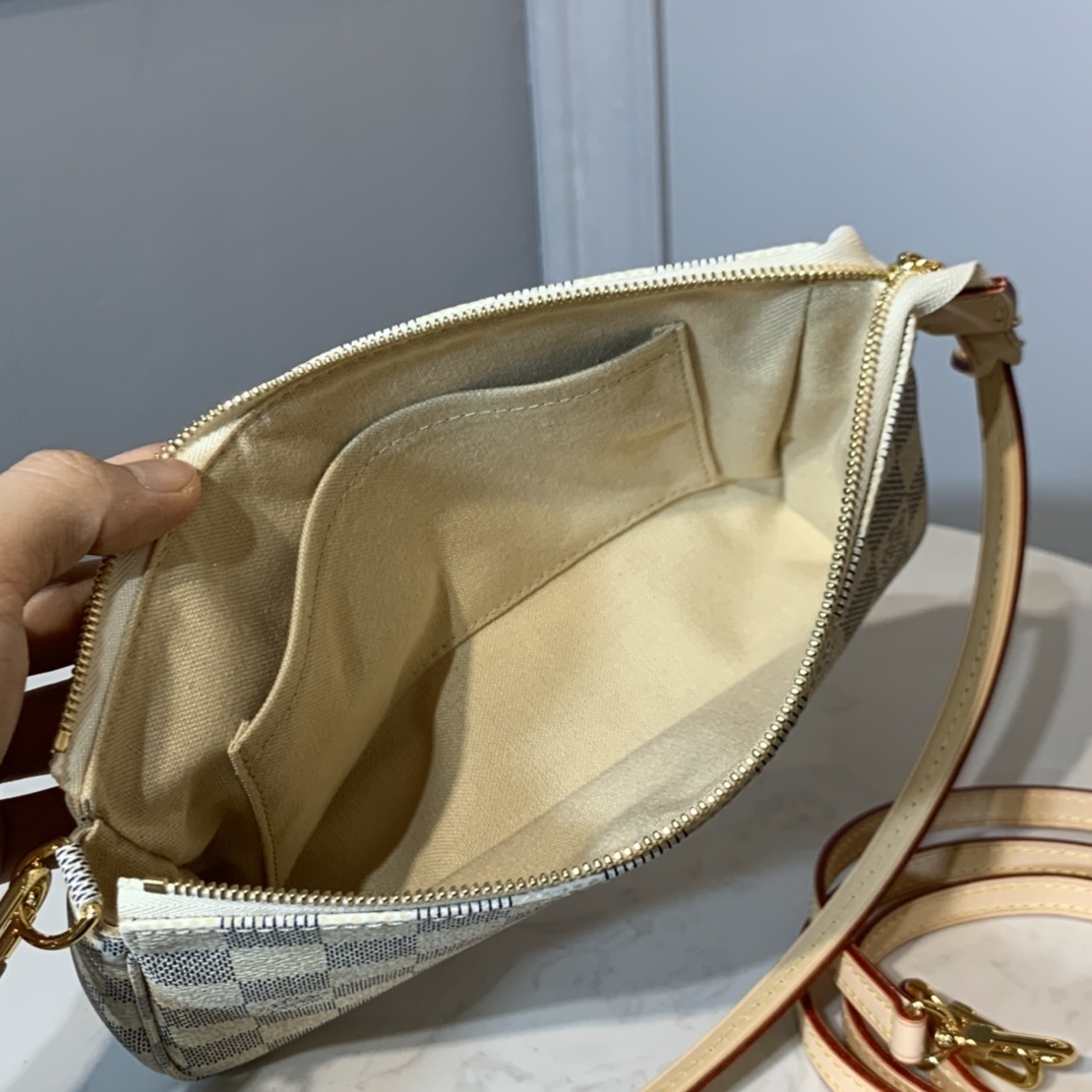 LV POCHETTE ACCESSOIRES M40712