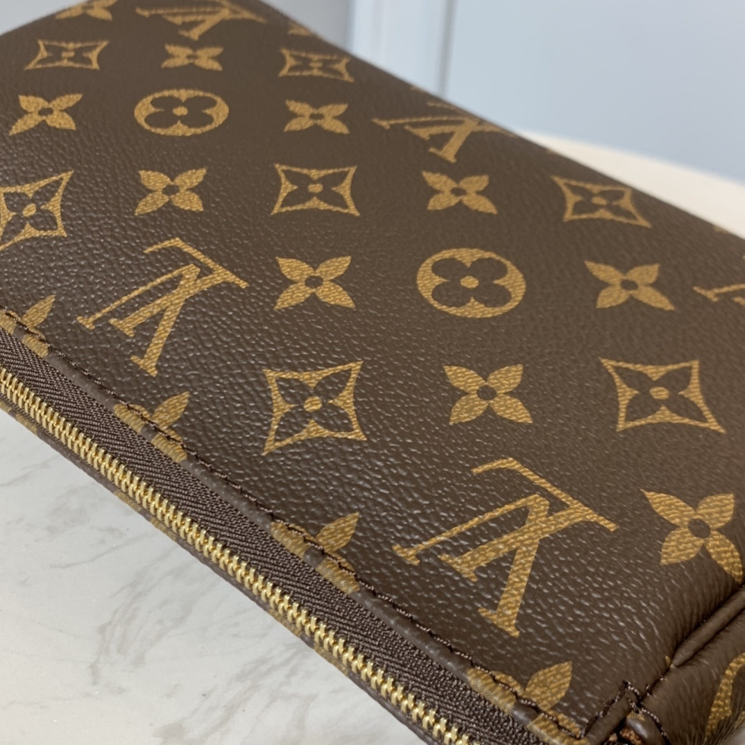 LV POCHETTE ACCESSOIRES M40712