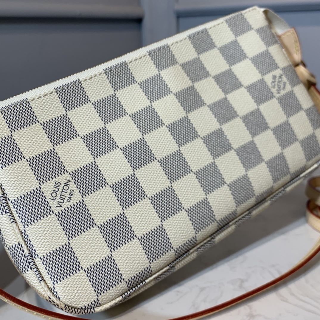 LV POCHETTE ACCESSOIRES M40712