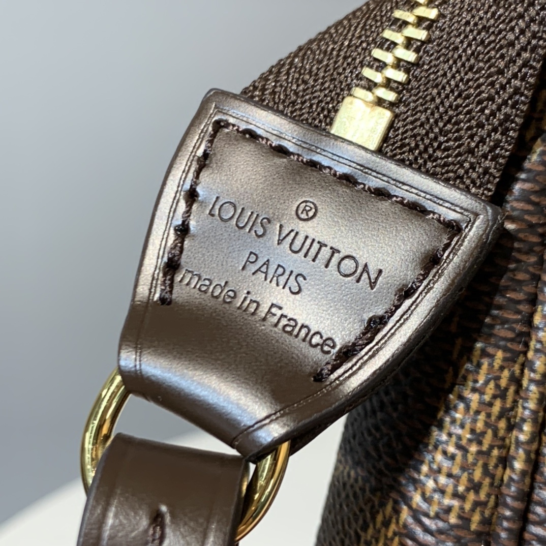LV POCHETTE ACCESSOIRES M40712