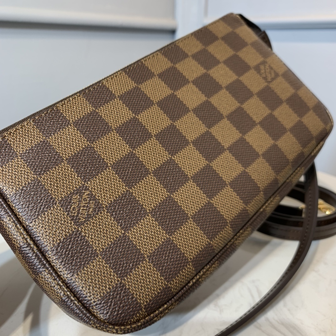LV POCHETTE ACCESSOIRES M40712