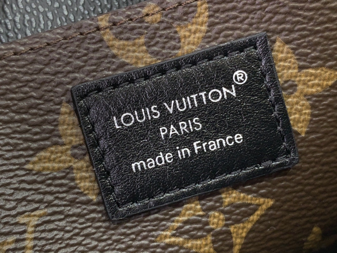 LV Pochette Cosm??tique M15206 