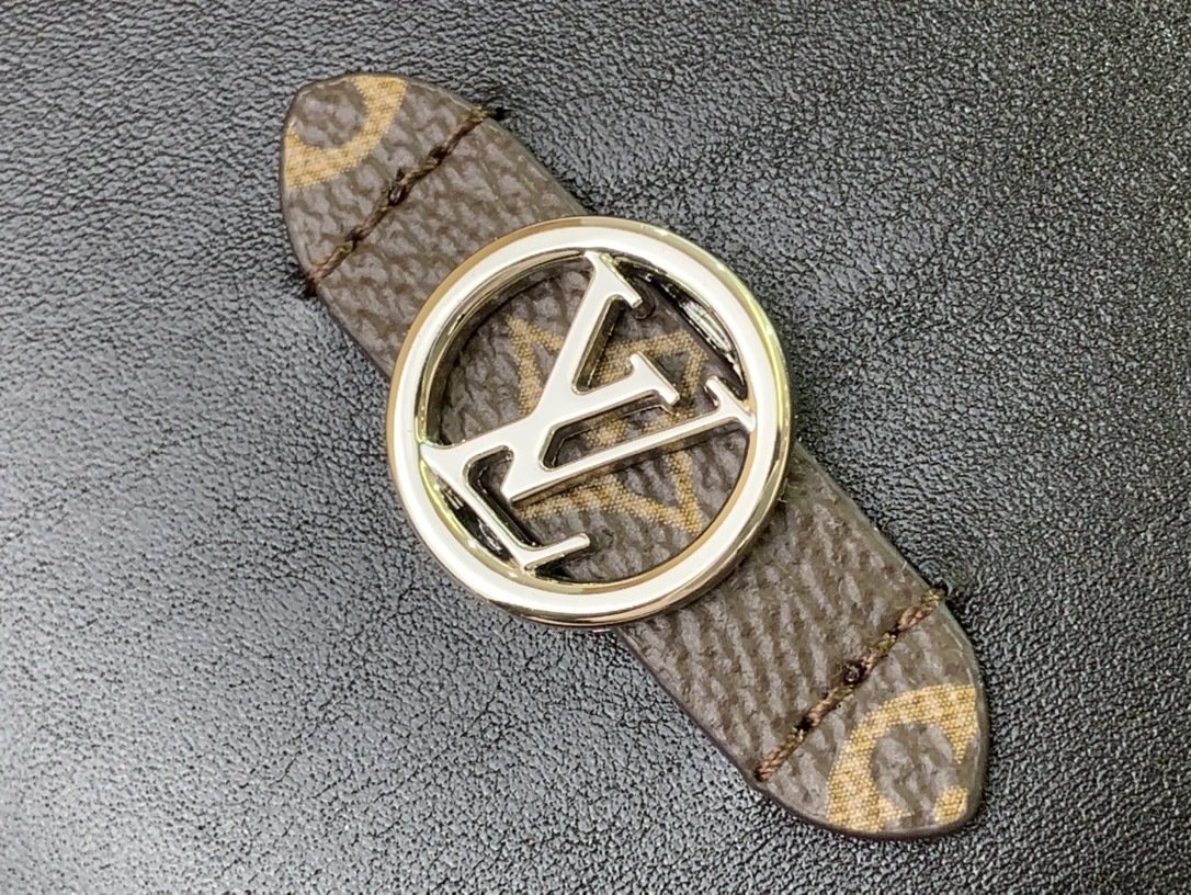 LV Pochette Cosm??tique M15206 