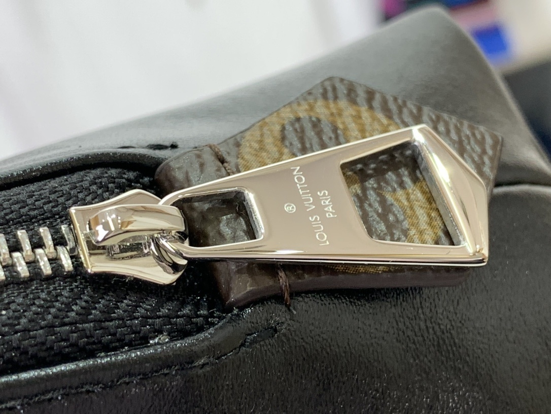 LV Pochette Cosm??tique M15206 