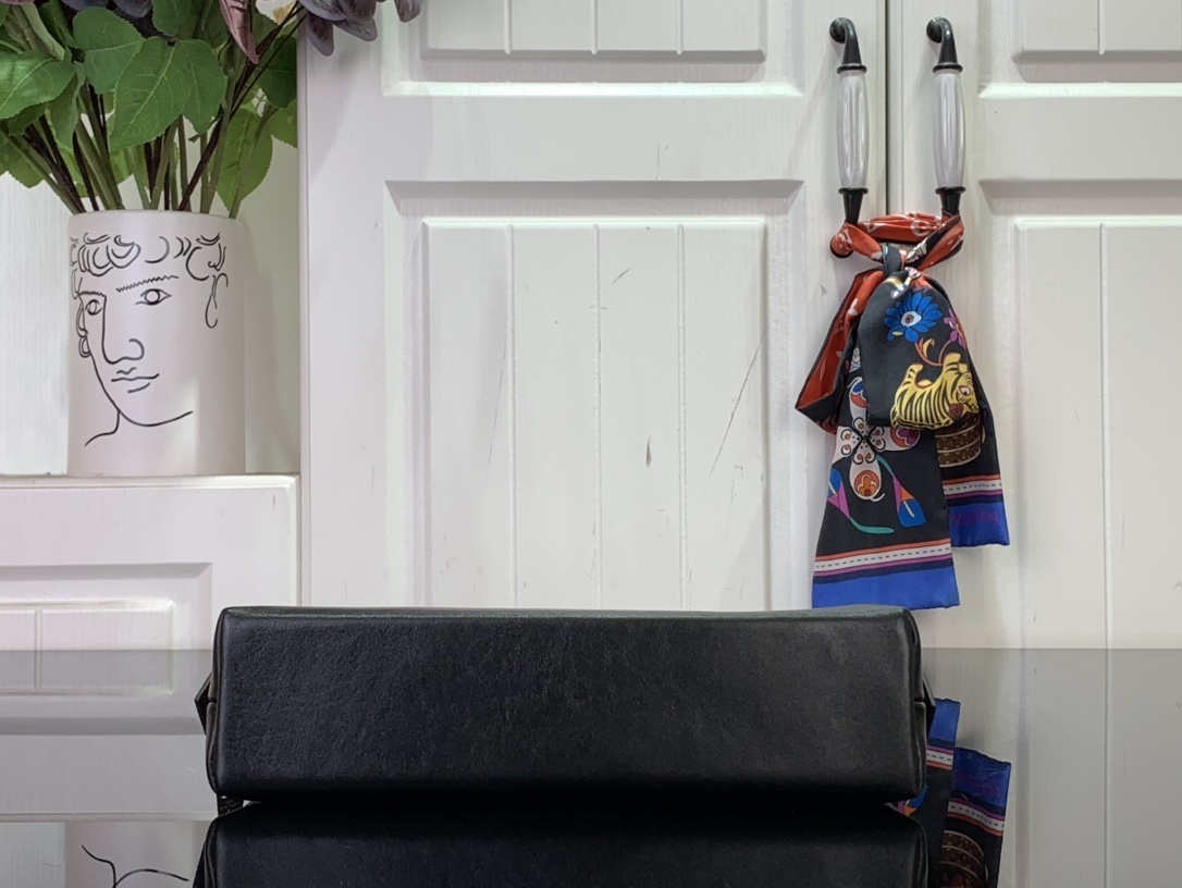 LV Pochette Cosm??tique M15206 