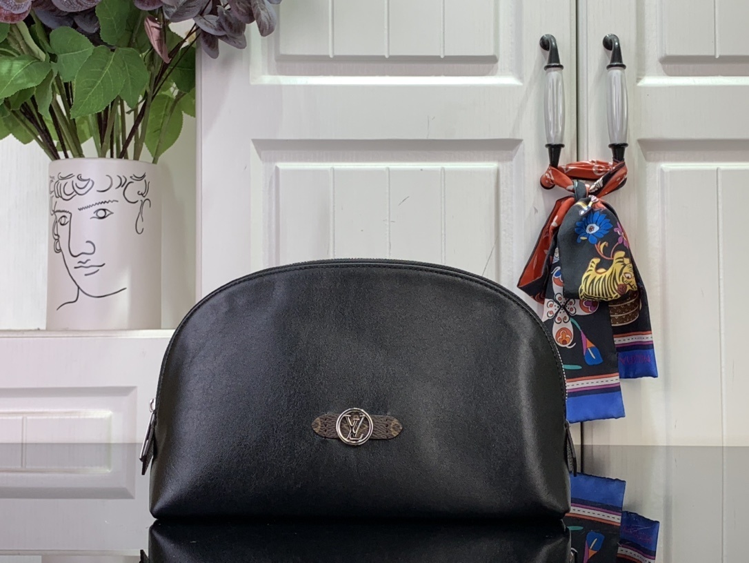LV Pochette Cosm??tique M15206 