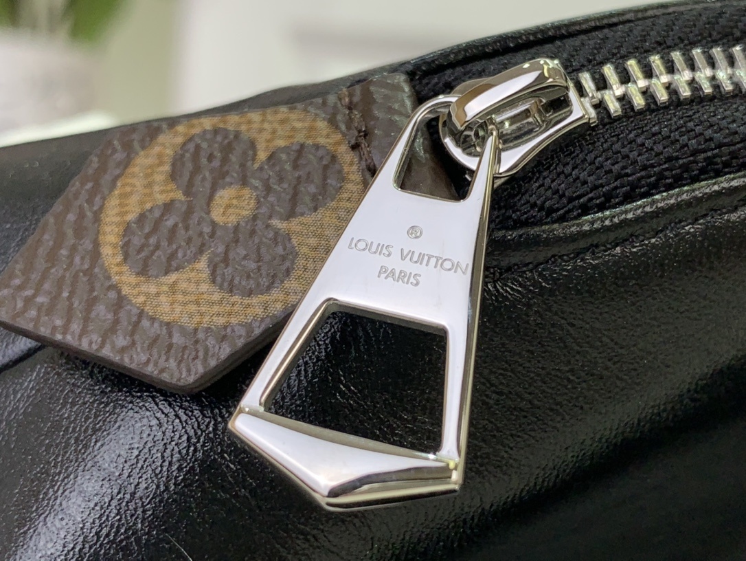 LV Pochette Cosm??tique M15206 