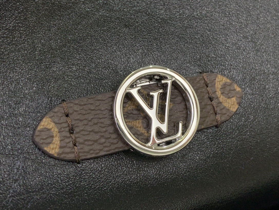 LV Pochette Cosm??tique M15206 