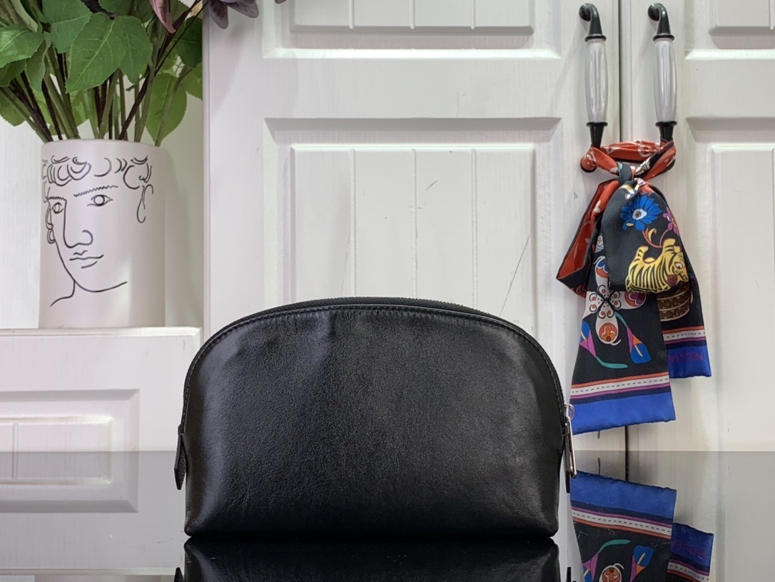 LV Pochette Cosm??tique M15206 