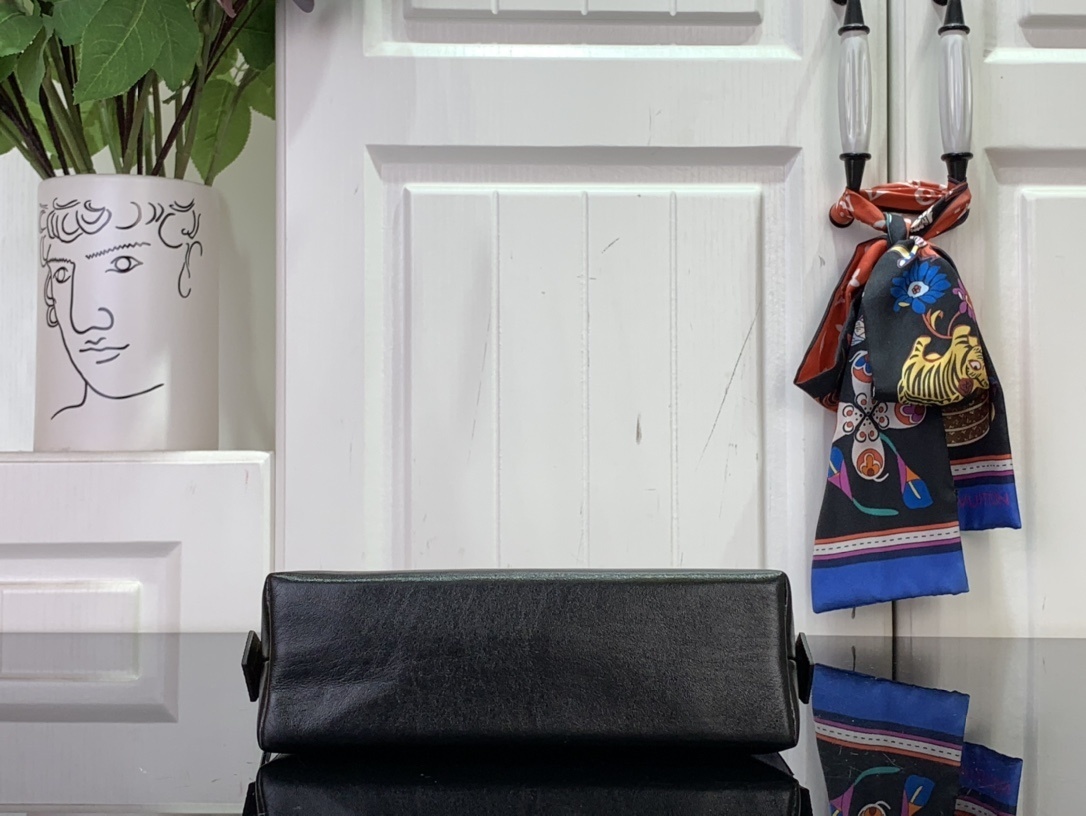 LV Pochette Cosm??tique M15206 