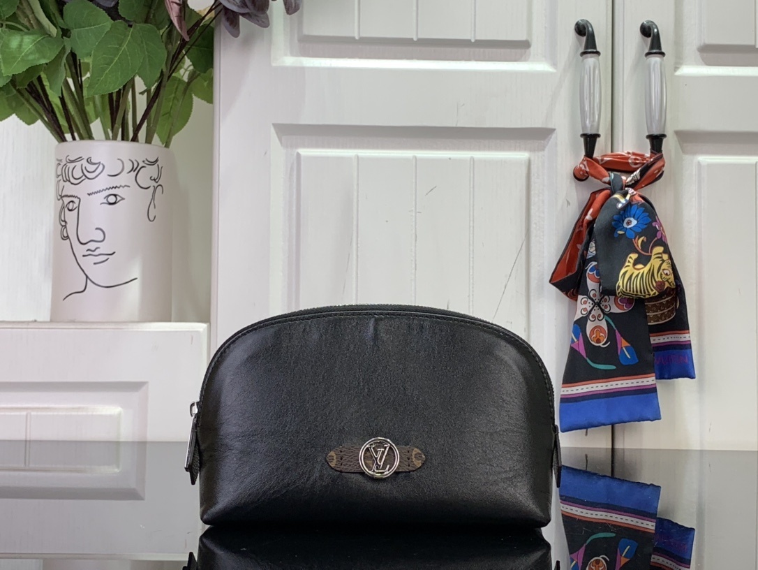 LV Pochette Cosm??tique M15206 