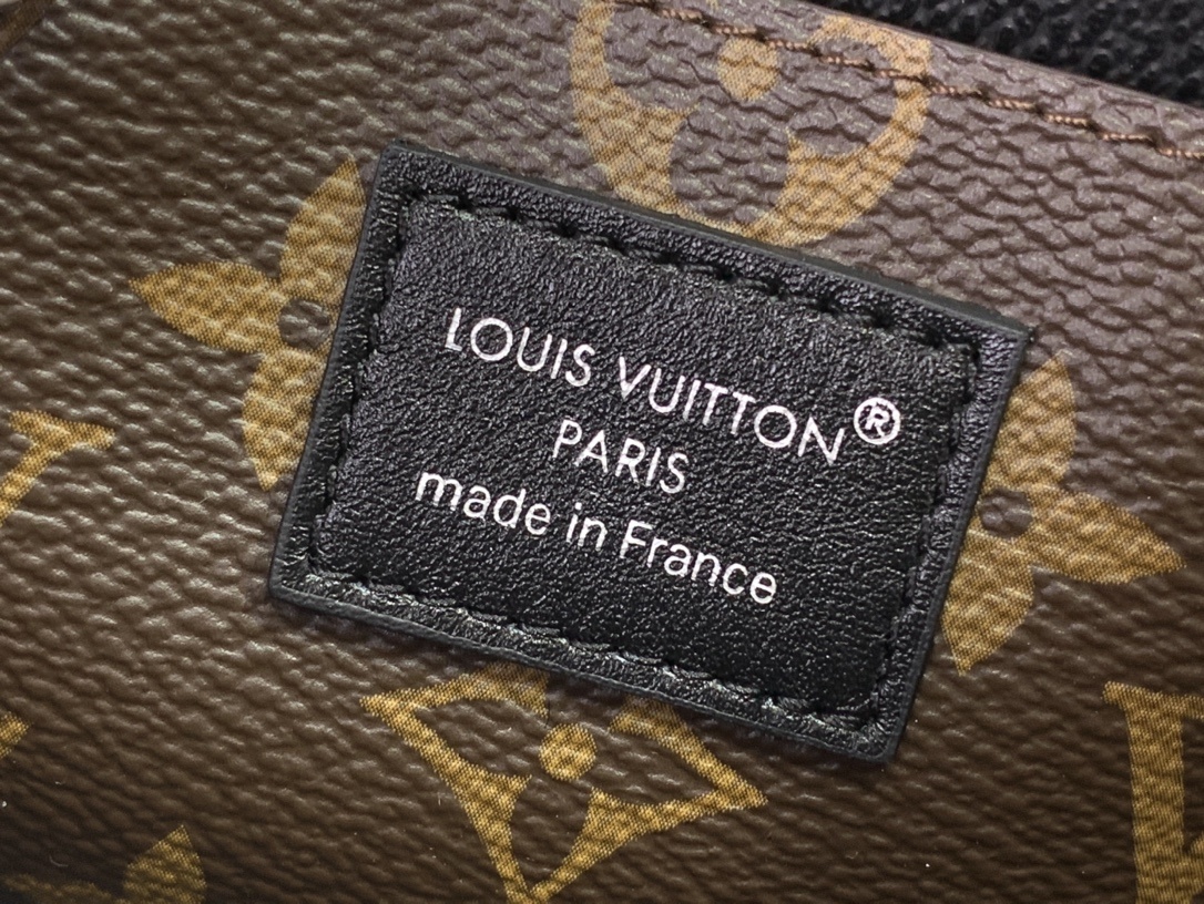 LV Pochette Cosm??tique M15206 