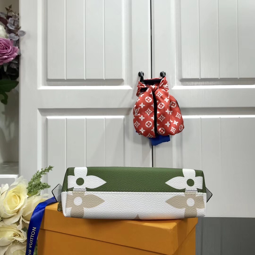 LV POCHETTE COSME XL M67693 