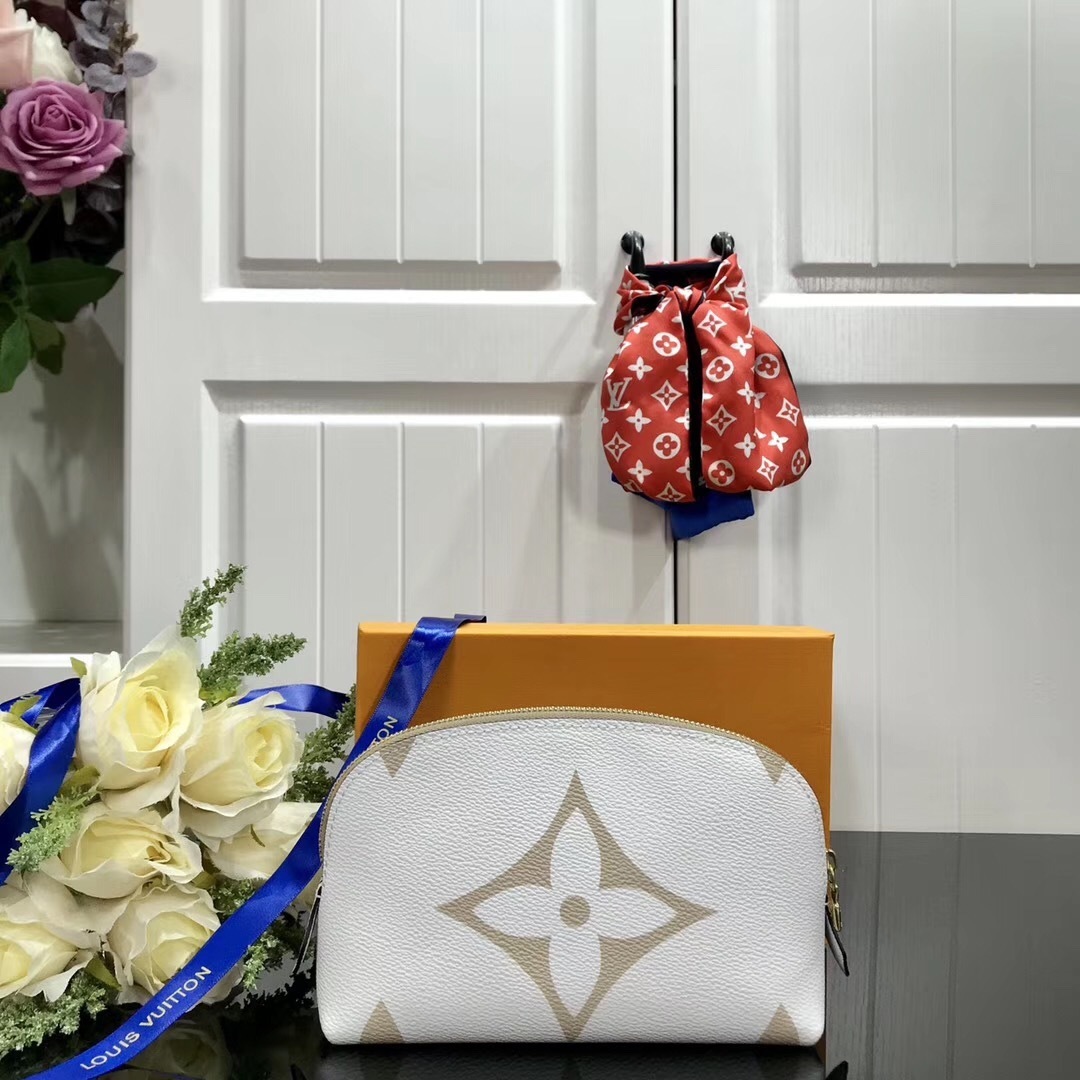 LV POCHETTE COSME XL M67693 