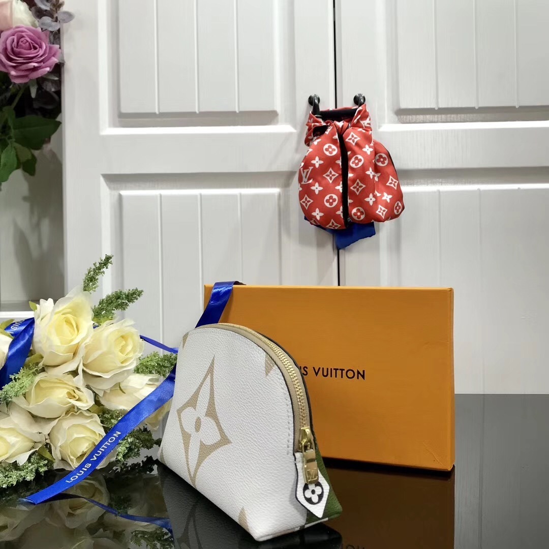 LV POCHETTE COSME XL M67693 