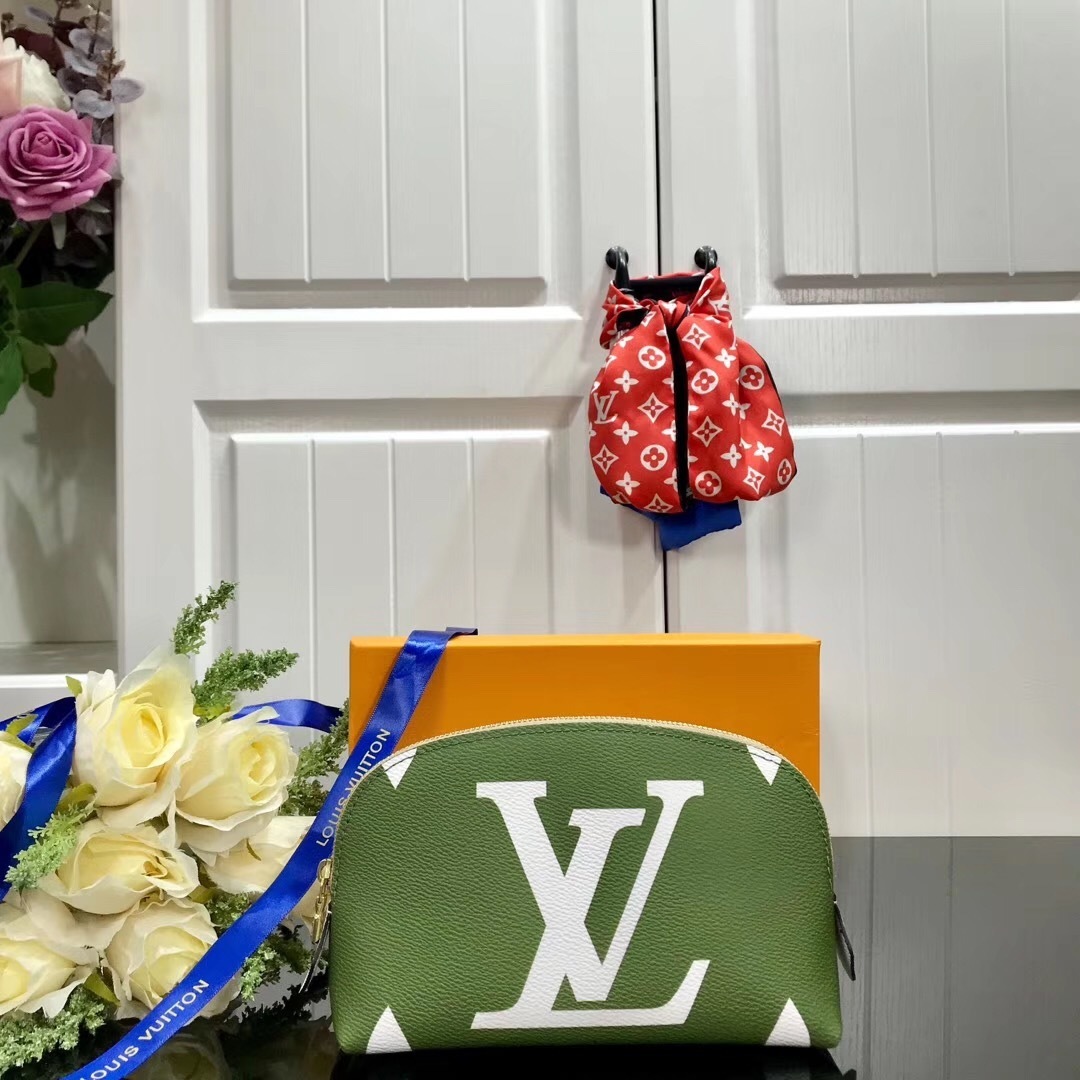 LV POCHETTE COSME XL M67693 