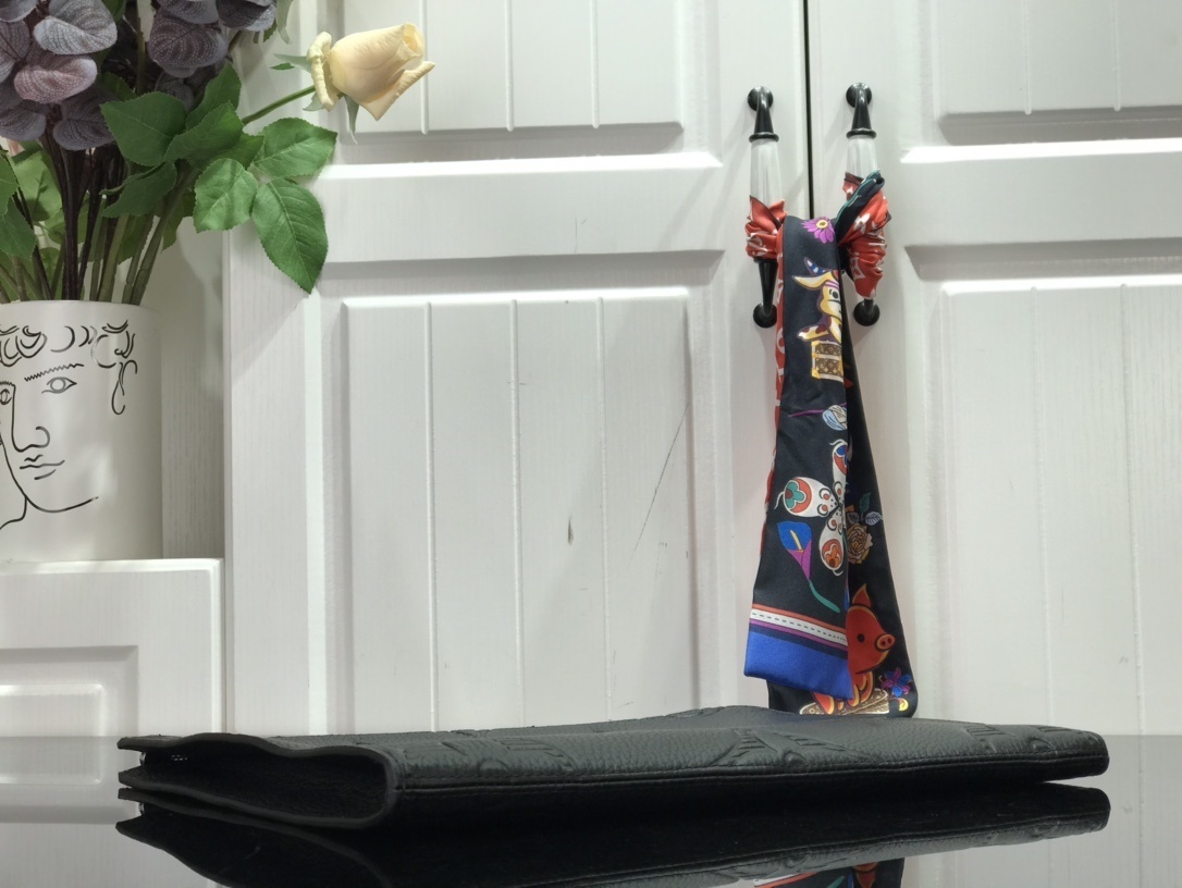 LV POCHETTE JOUR GM M80044H