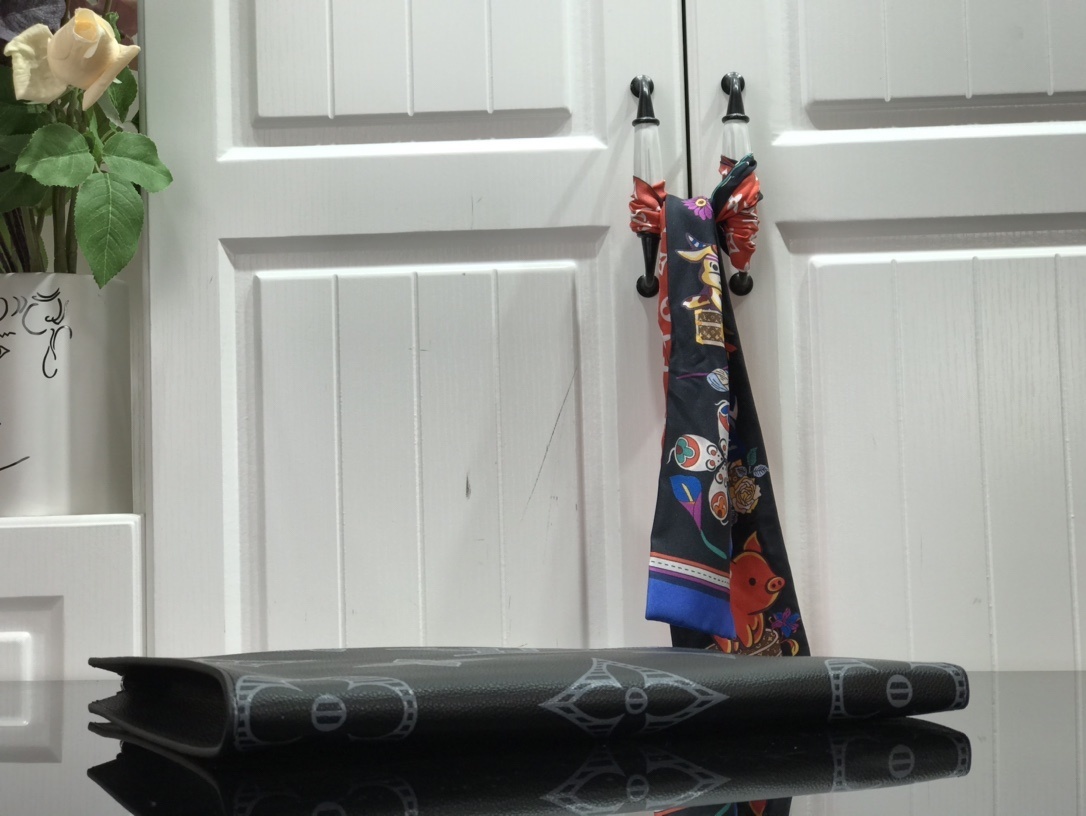 LV POCHETTE JOUR M80044