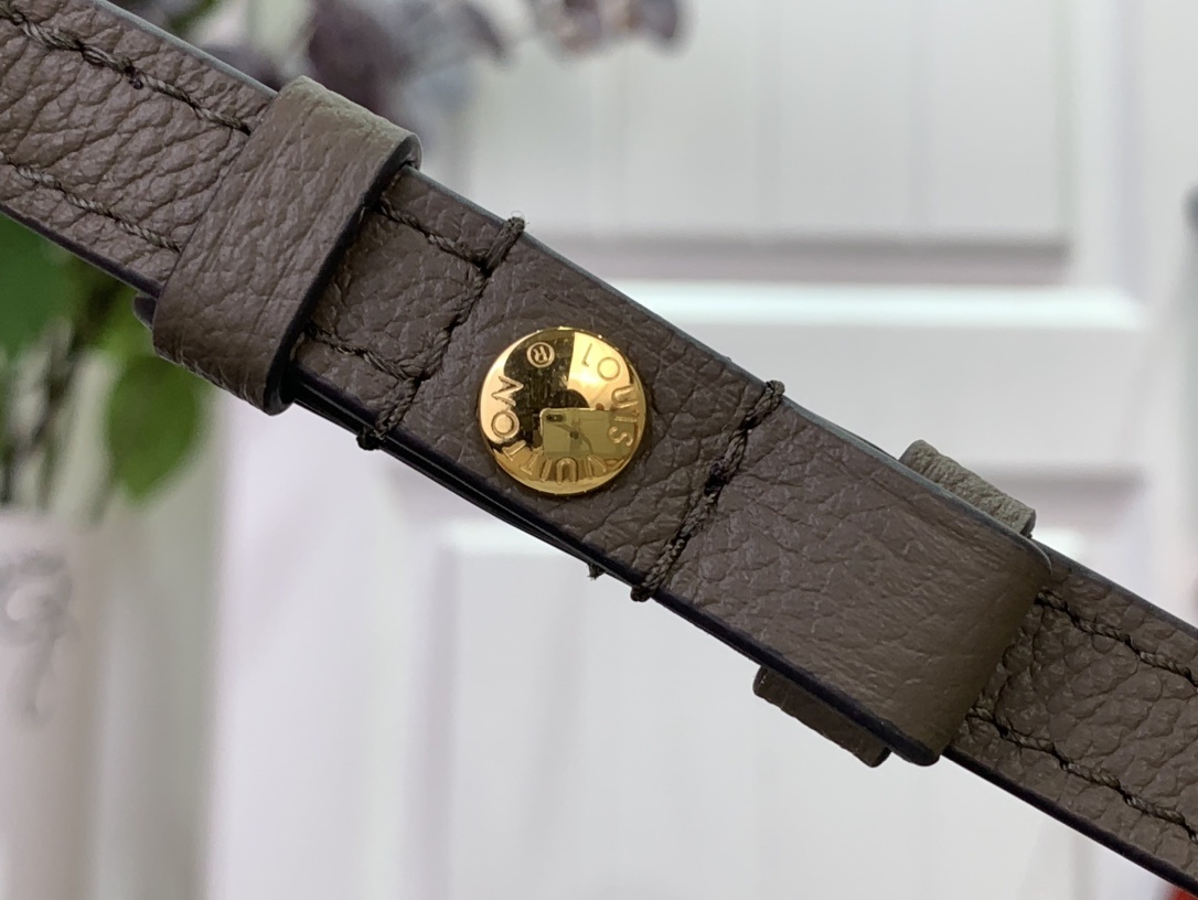 LV Pochette Liv  m25816 