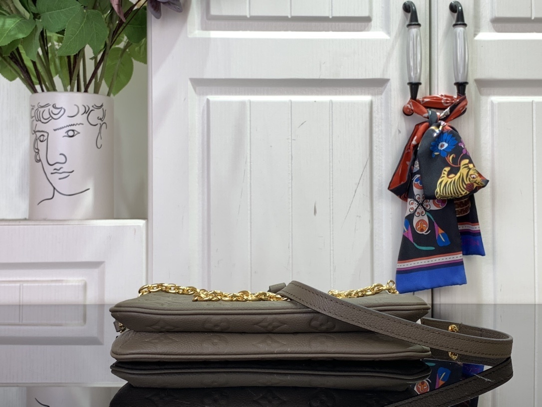 LV Pochette Liv  m25816 