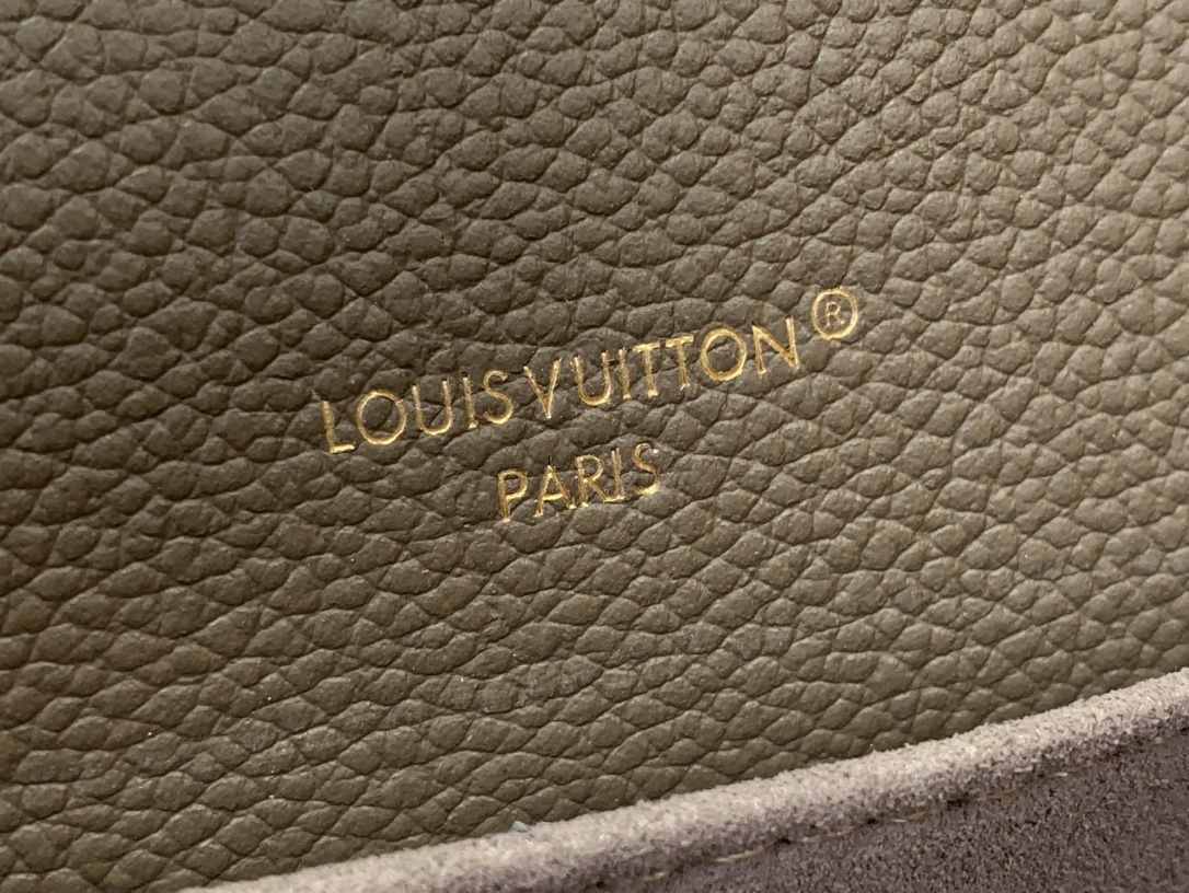 LV Pochette Metis East West m25910