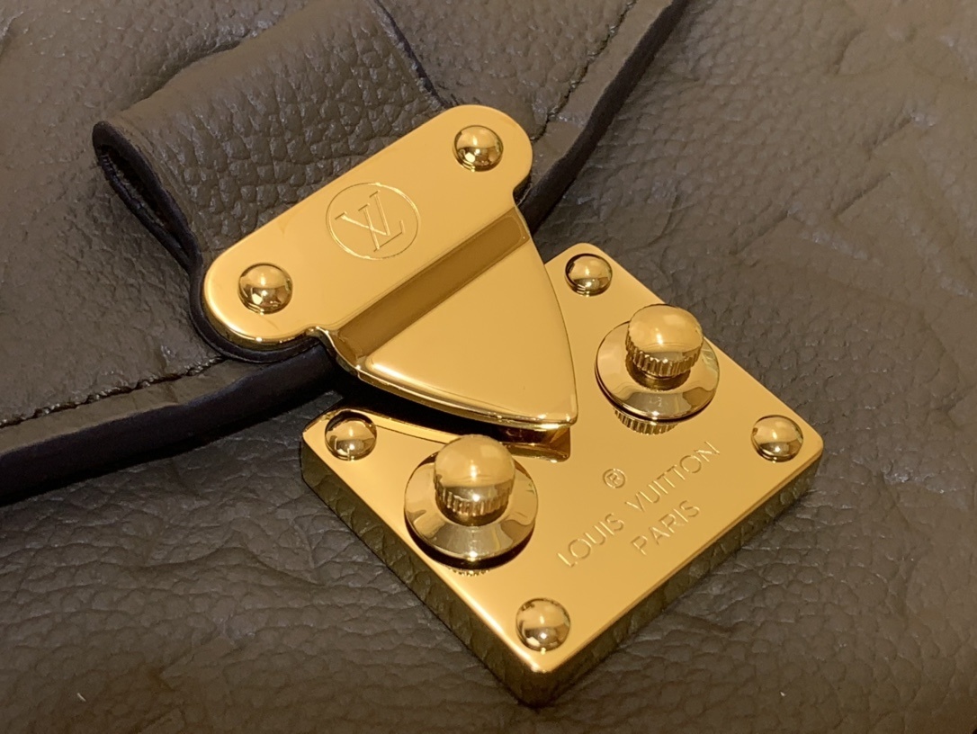 LV Pochette Metis East West m25910