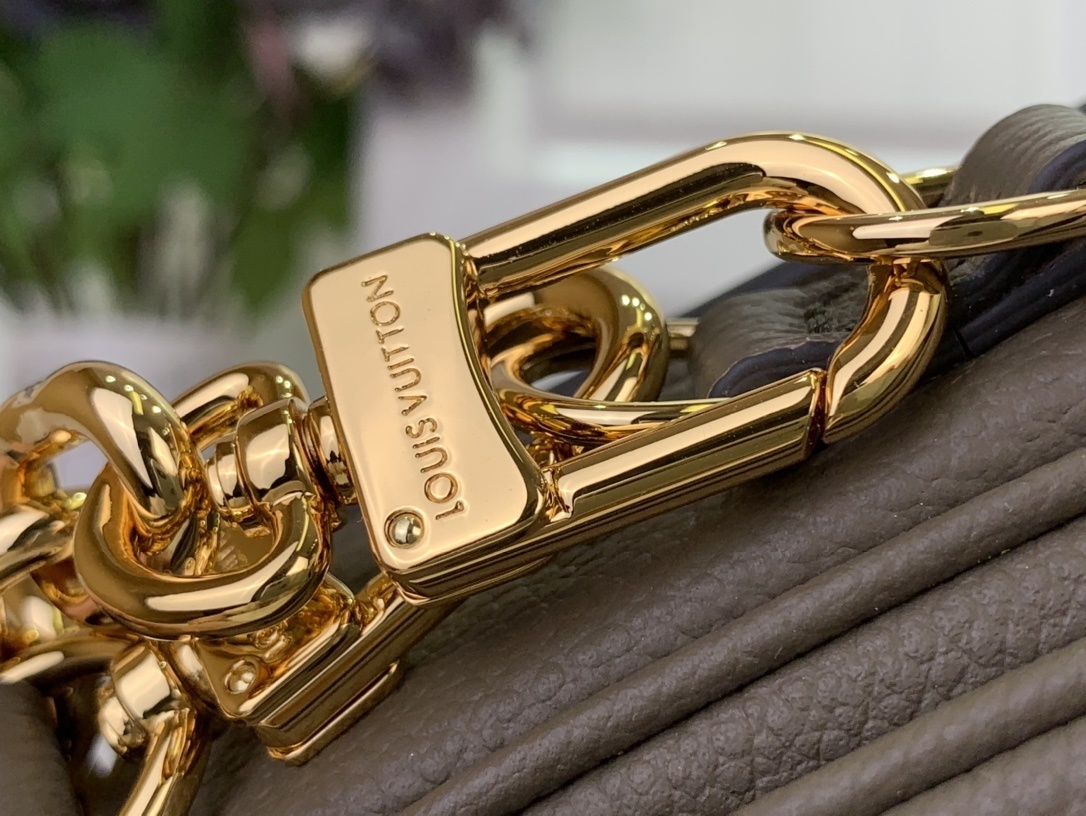 LV Pochette Metis East West m25910