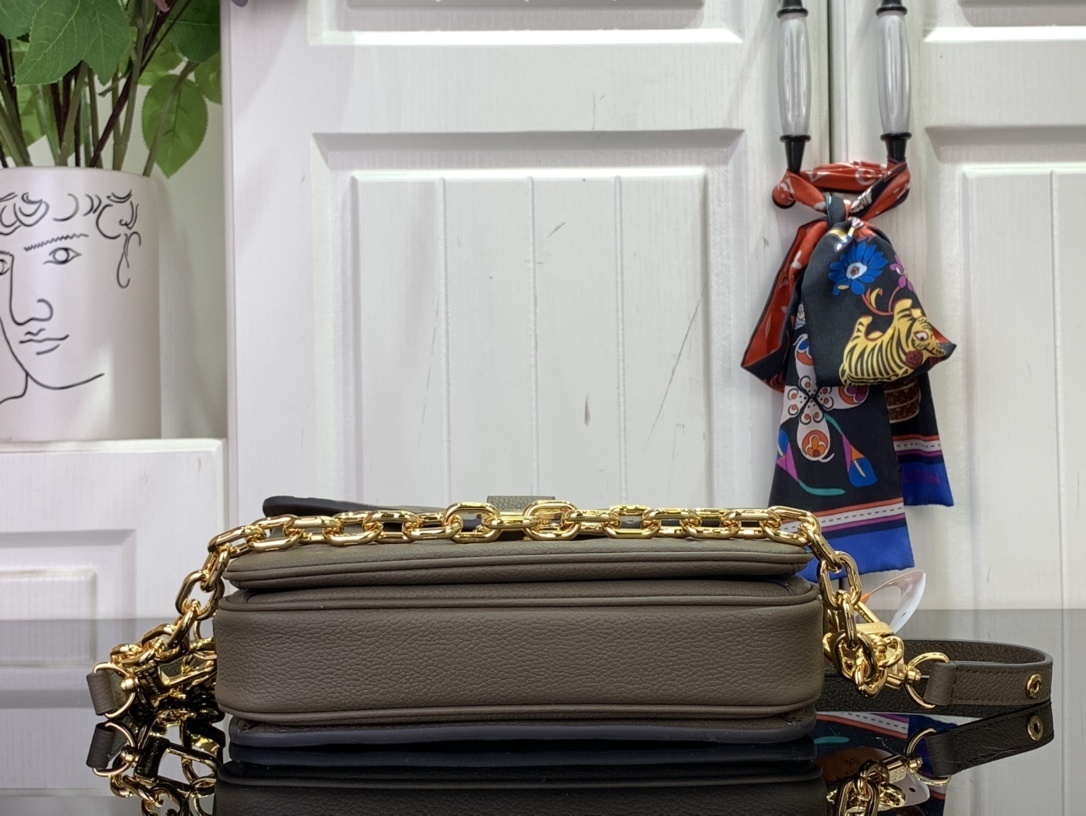 LV Pochette Metis East West m25910