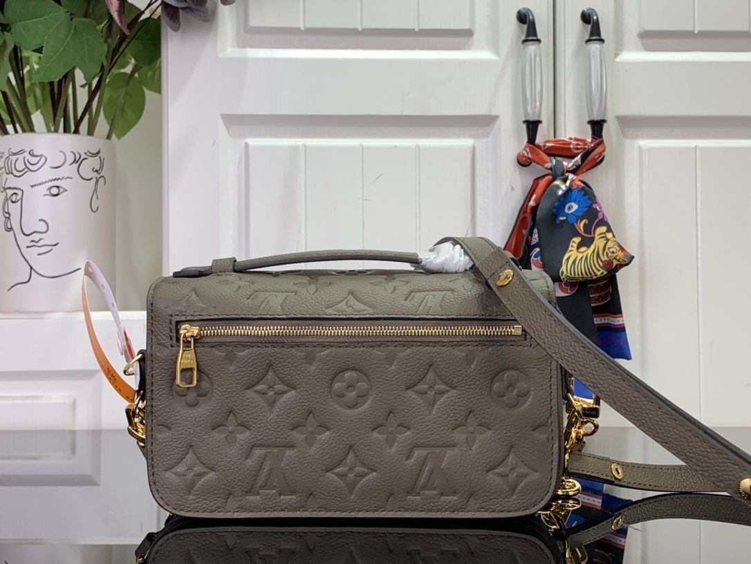 LV Pochette Metis East West m25910