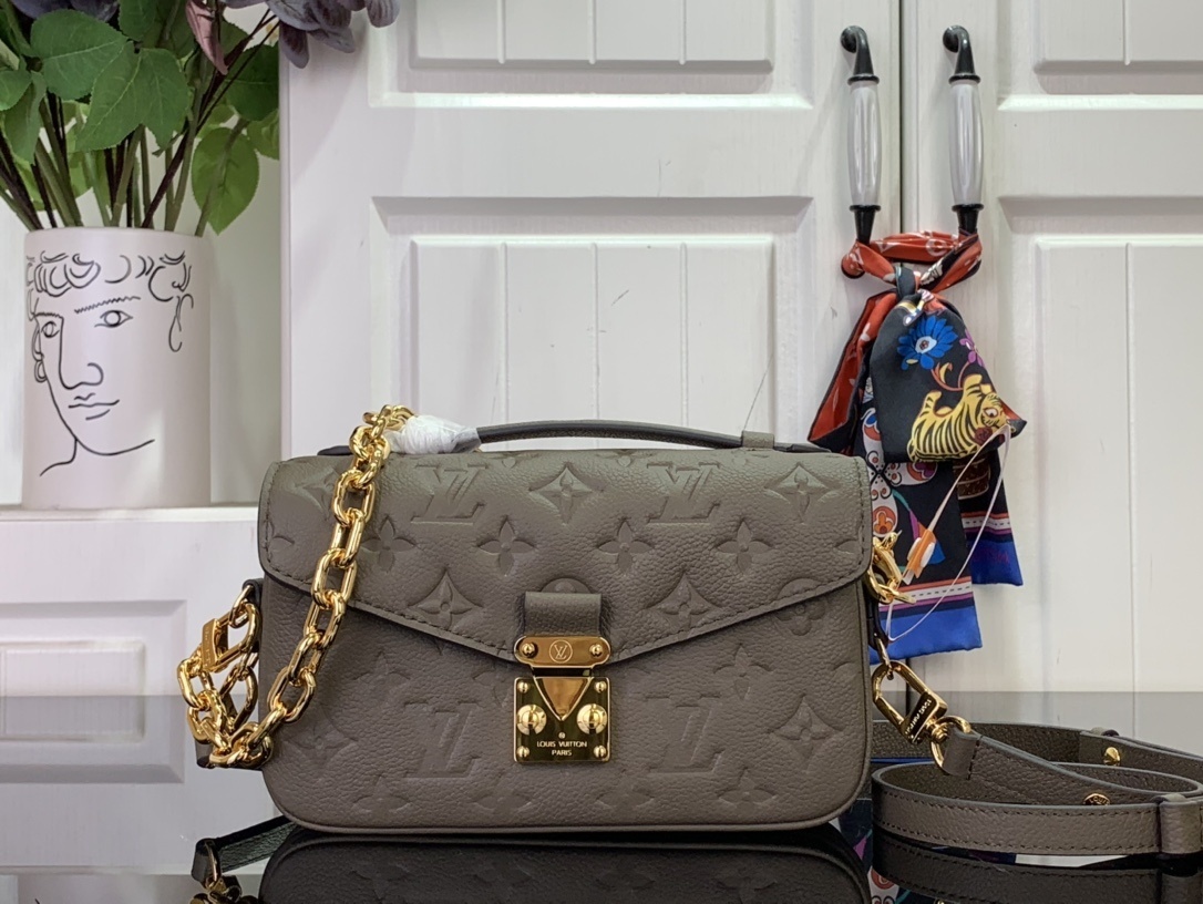 LV Pochette Metis East West m25910