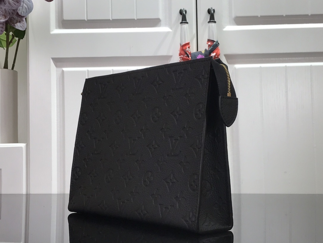 LV POCHETTE TOILETTE 26 M41058