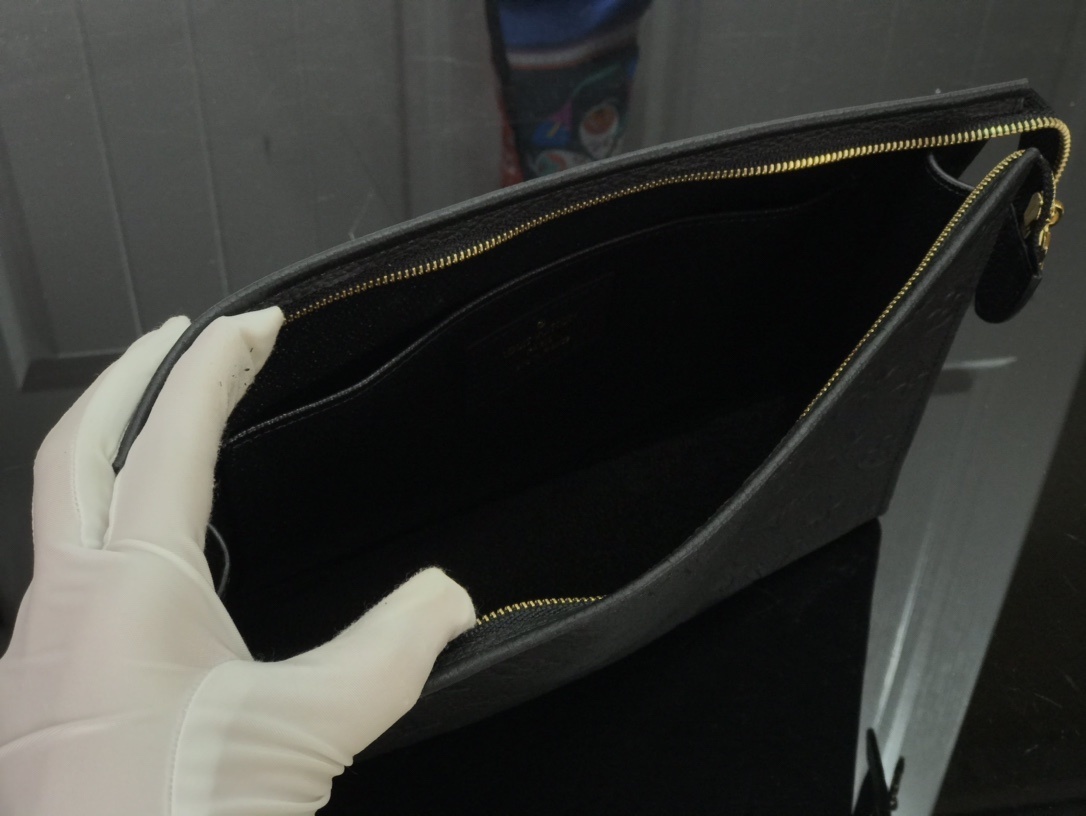 LV POCHETTE TOILETTE 26 M41058