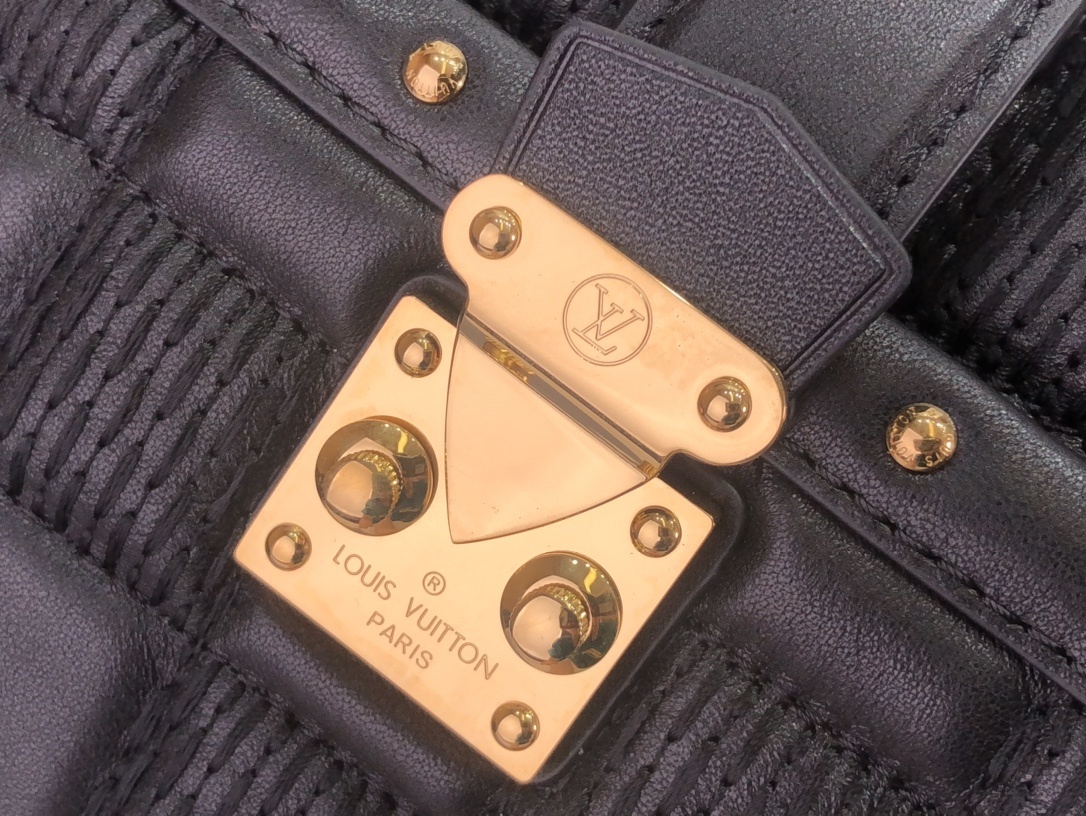 LV POCHETTE TROCA M59046