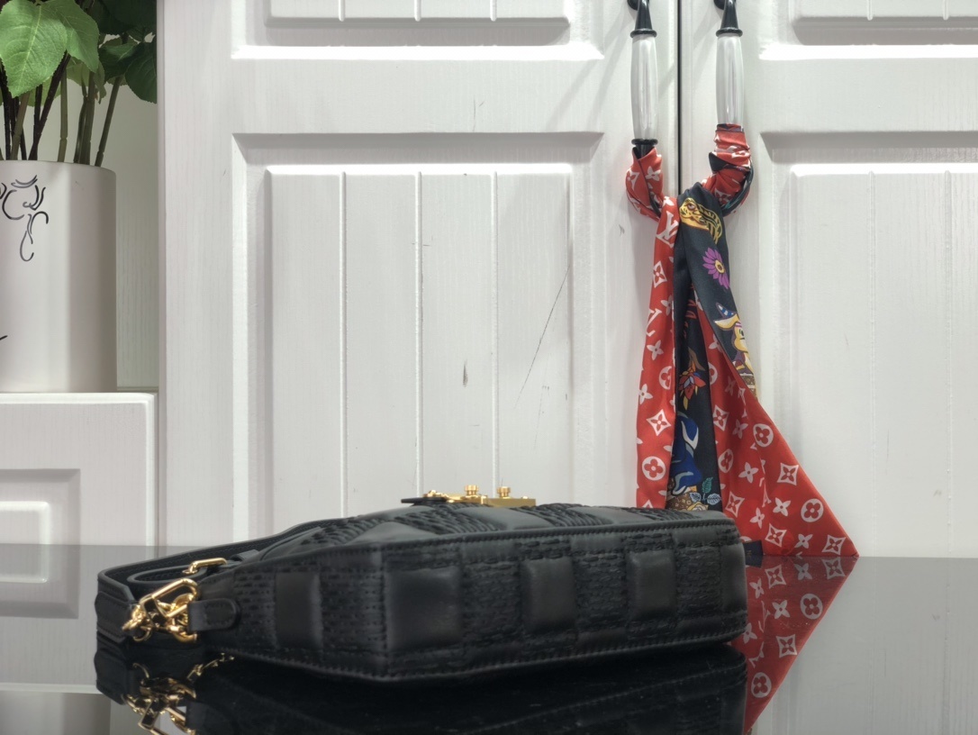 LV POCHETTE TROCA M59046