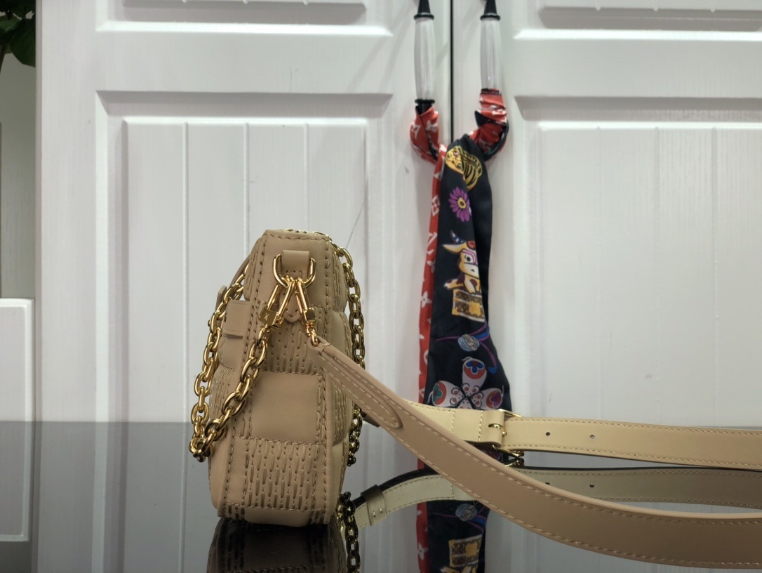 LV POCHETTE TROCA M59046