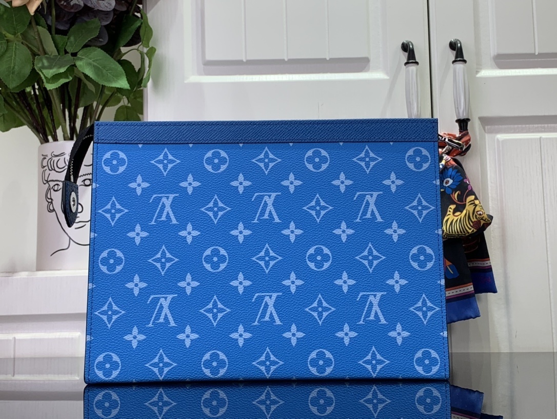 LV POCHETTE VOYAGE m61692