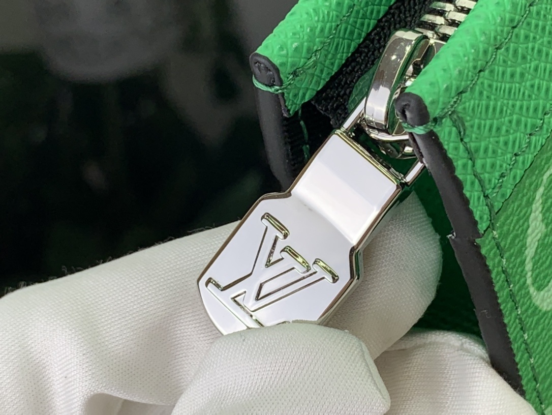 LV POCHETTE VOYAGE m61692