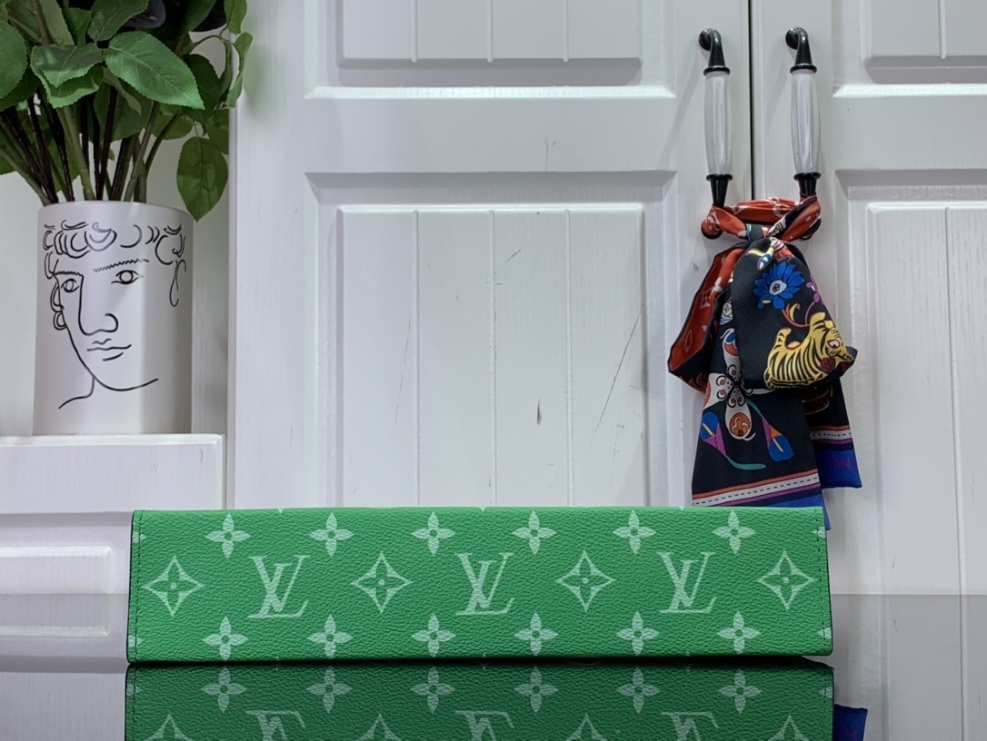 LV POCHETTE VOYAGE m61692